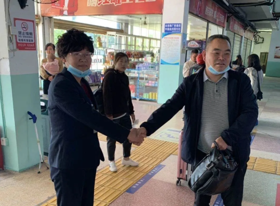 CQ9电子_官网正能量 || 20万现金！景德镇CQ9电子_官网西客站员工拾金不昧获赞誉
