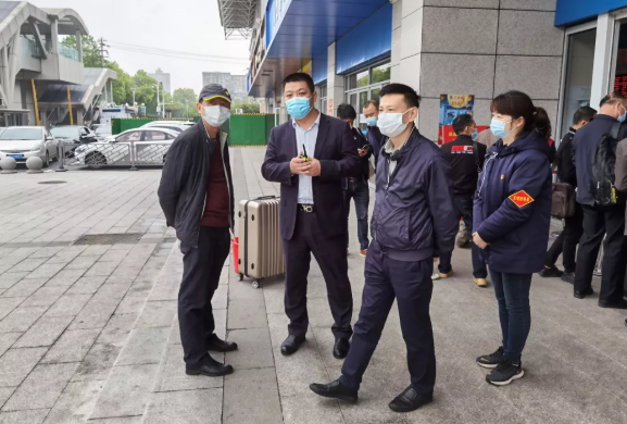 黄俊、穆孙祥先后深入徐坊客运分公司督导文明创建、疫情防控、安全生产工作