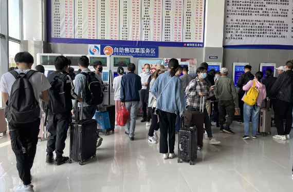 鄱阳CQ9电子_官网全力应对“五一”小长假返程客流高峰