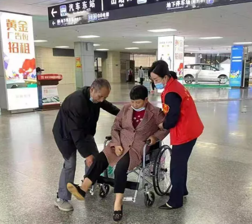 上饶汽运 旅客行动不便 “佳宜”来帮忙
