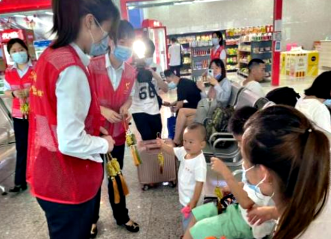 都市城际公交：艾草香囊送祝福 志愿服务伴旅途