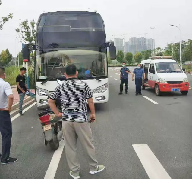 鄱阳CQ9电子_官网 协助开展“黑车”专项打击活动