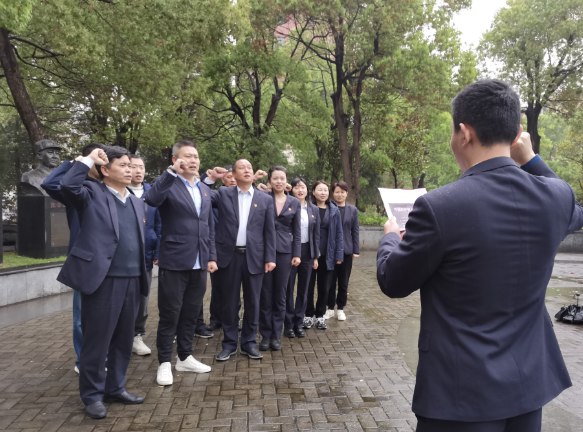 都市城际公交 旅游客运分公司党支部开展“缅怀革命先烈，传承红色基因”祭扫活动