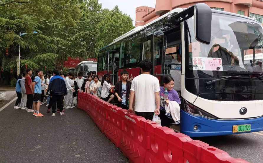 吉安CQ9电子_官网：永新公司全力以赴接送体考学生