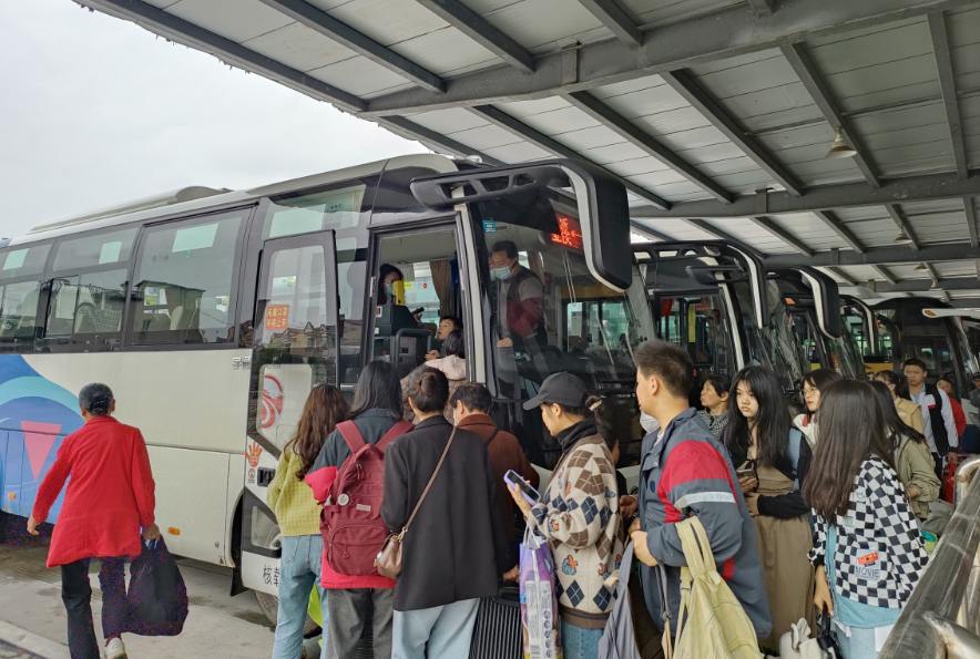 抚州CQ9电子_官网：金溪分公司圆满完成 “五一”小长假旅客运输任务