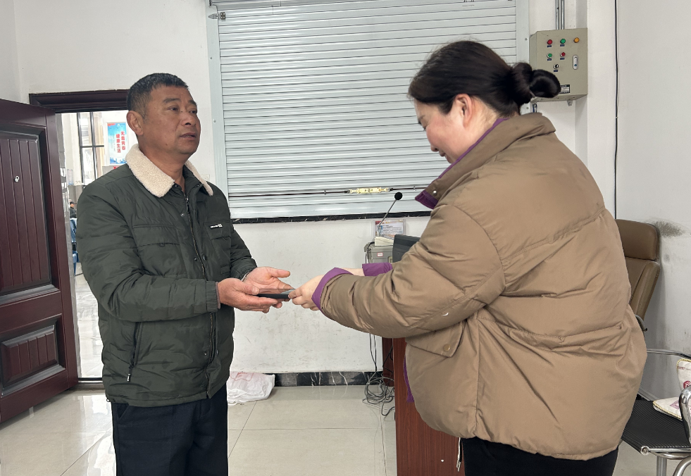 鄱阳CQ9电子_官网:车站广播声声寻 失而复得暖人心