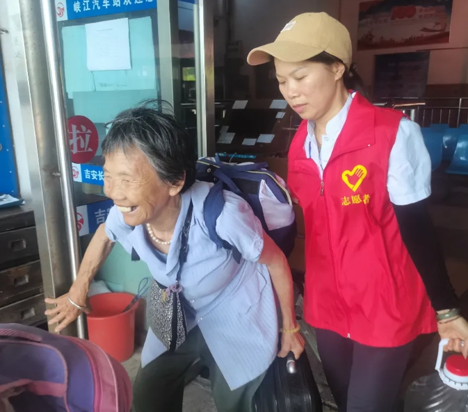吉安CQ9电子_官网:乘车遇到红马甲 老人脸上笑开花