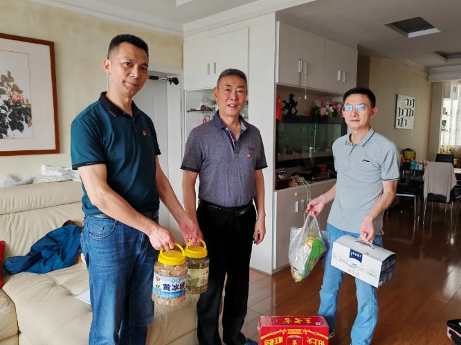 长鸿物业：开展走访 慰问离退休干部