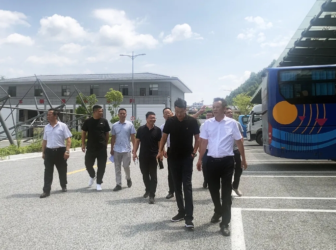 上饶汽运：上饶市信州区领导到德兴镇村公交考察镇村公交一体化工作