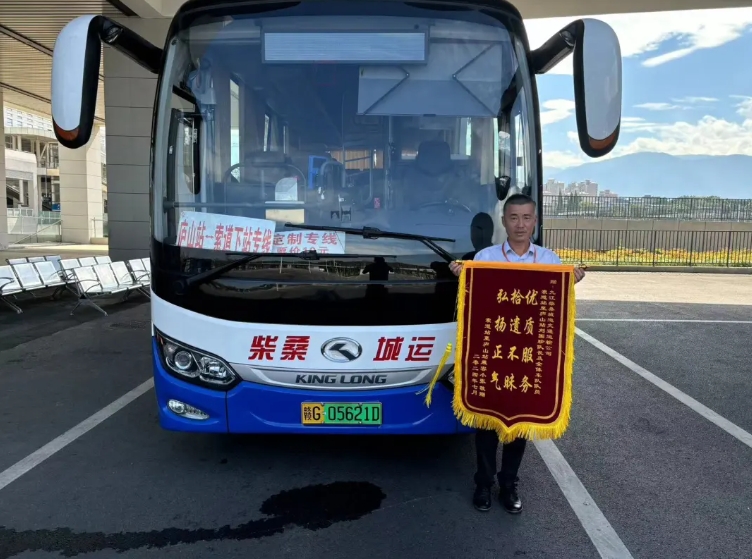 九江CQ9电子_官网:千里寄锦旗 美名传四方