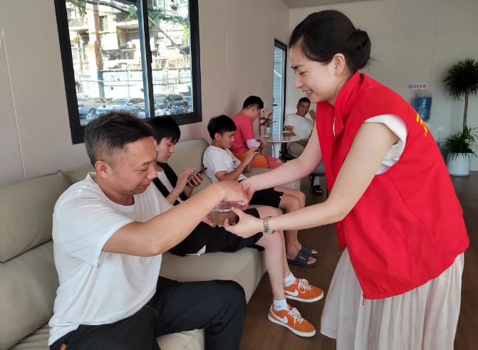 CQ9电子_官网物业 充电站内送清凉 优化服务收集建议