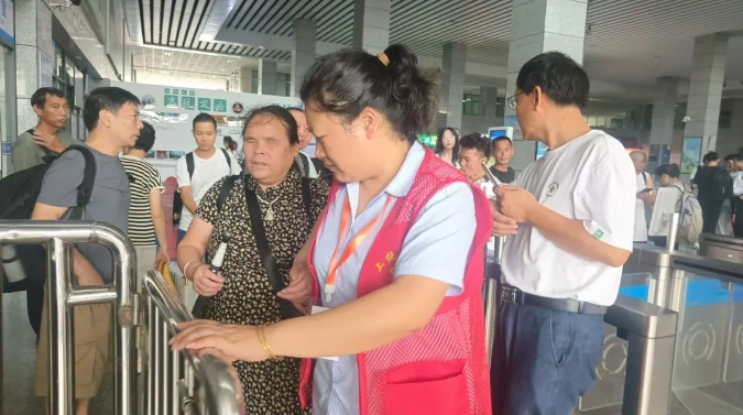 上饶汽运：这个中秋 这对夫妻很开心