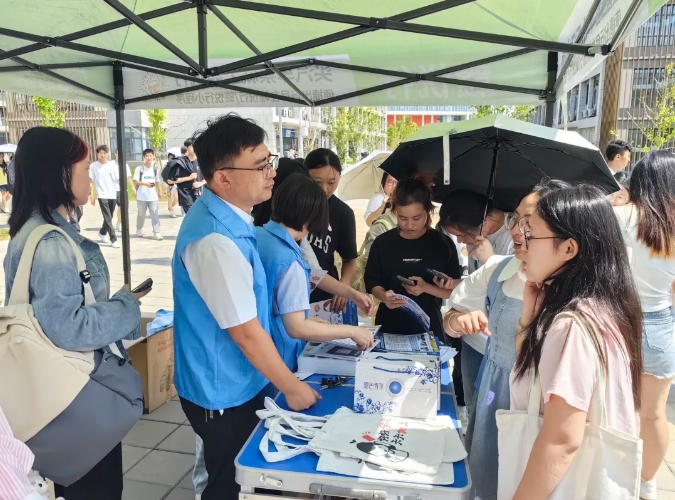 九江CQ9电子_官网:校园直通车推广 热情服务不停歇