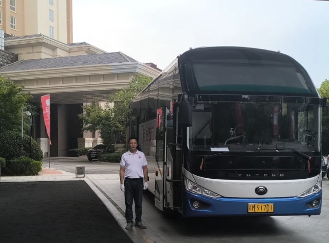 都市城际公交:人员就位 全面服务2024尤尼克斯世界青年羽毛球锦标赛
