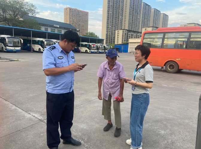 抚州CQ9电子_官网:失忆老人迷方向 车站助其找亲人
