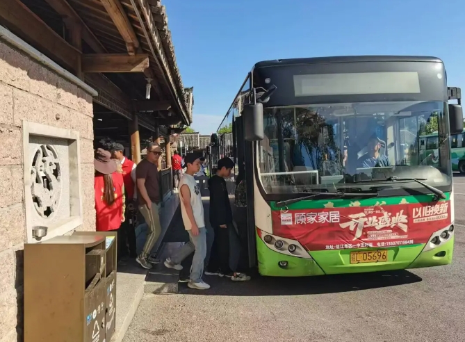 科学调配车辆 应对龙虎山客流高峰