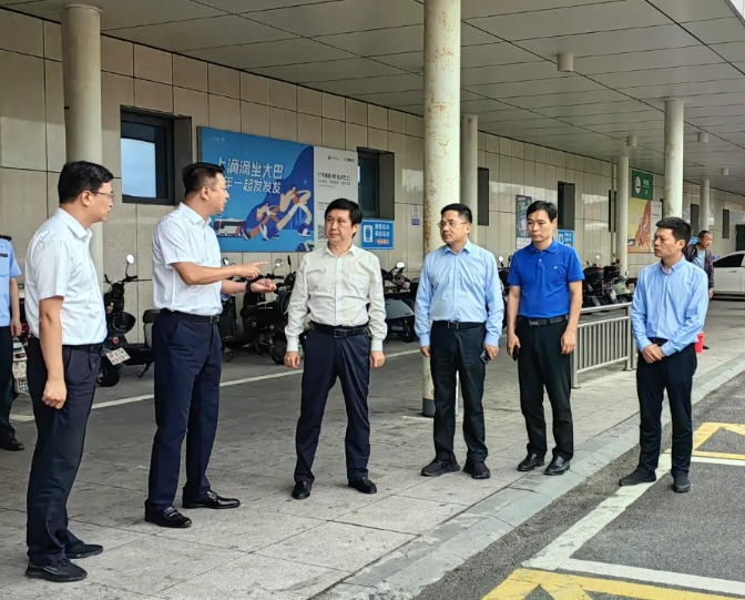 上饶市委领导调研国庆假期旅游定制班线运行情况