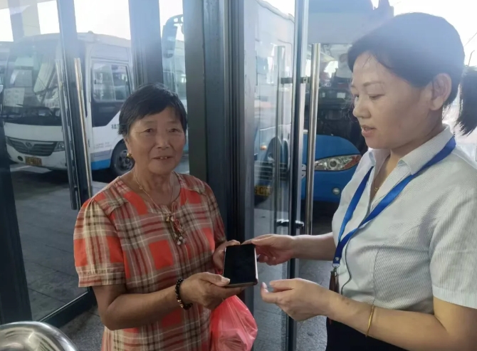 九江CQ9电子_官网:领回遗失的手机 李阿姨笑了