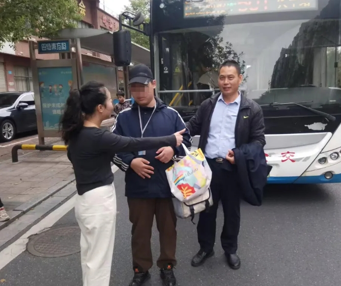 新余公交:家长哭着点赞:“谢谢你们!”