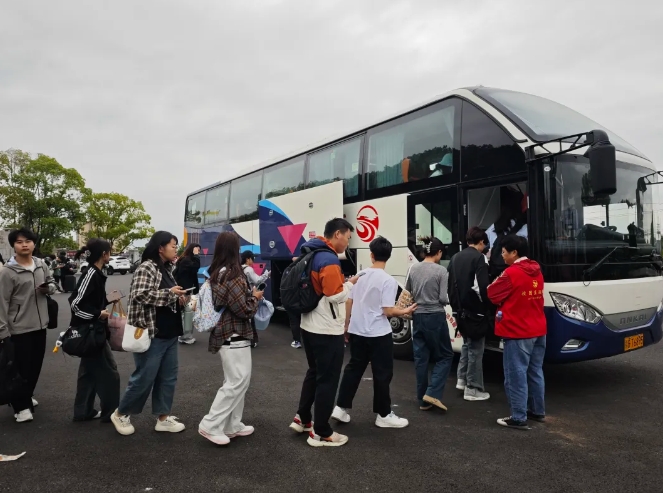 九江CQ9电子_官网:永修公司校园直通车助力周末游