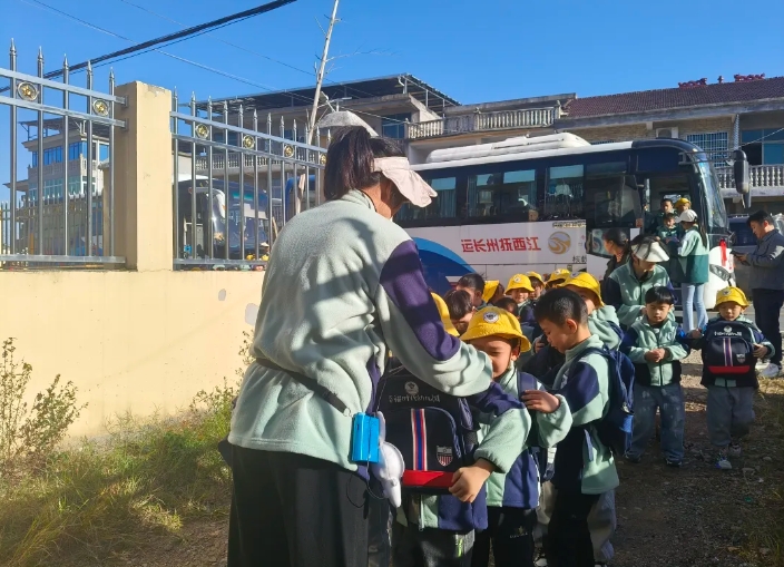 抚州CQ9电子_官网:金溪分公司护航幼儿园甜“蜜”研学活动