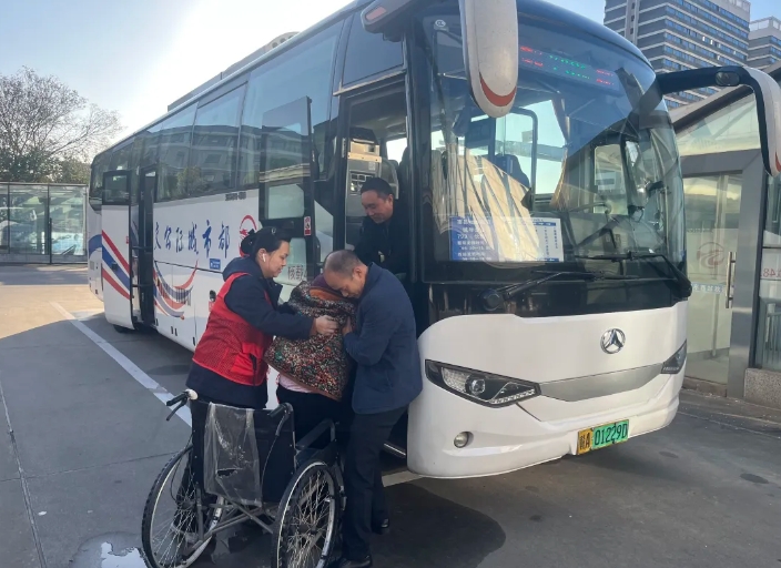 都市城际公交 :值班站长温情护航