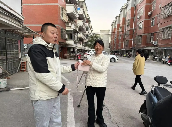 暖新闻 || 鄱阳CQ9电子_官网:车站传递温暖 爱心接力送 “包” 归