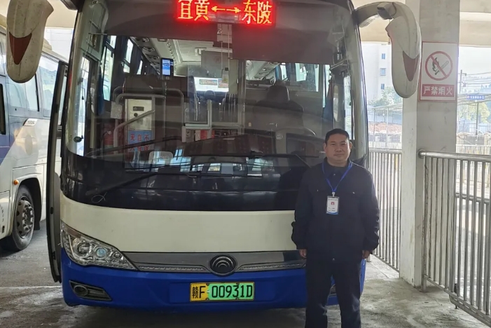 抚州CQ9电子_官网:路遇大货车侧翻 公交司机快速下车救助
