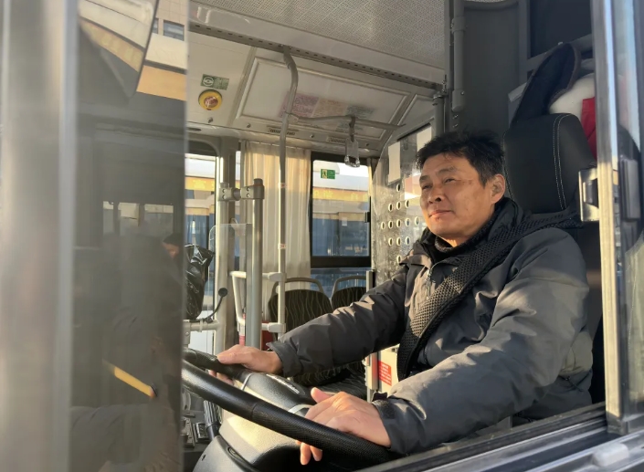 马鞍山长客：公交司机冷静处置 乘客突发疾病转危为安