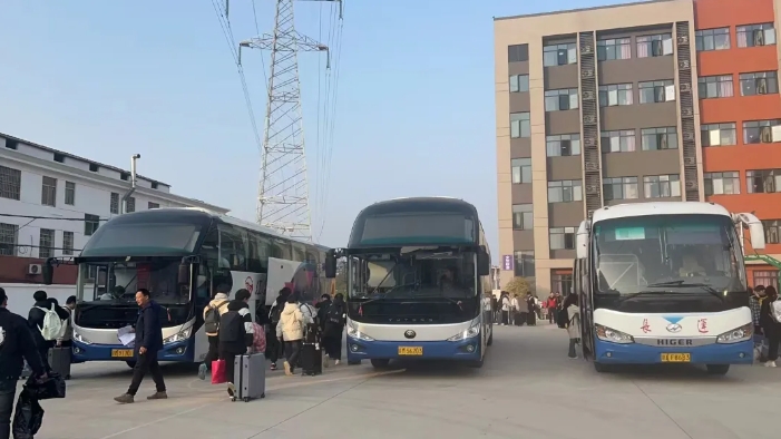 都市城际公交：寒假季 “校园直通车”温暖回家路
