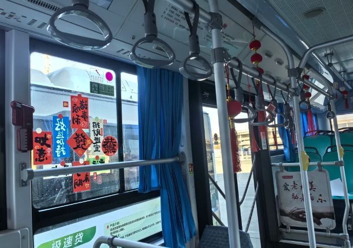 马鞍山长客:装扮车厢 喜迎新春