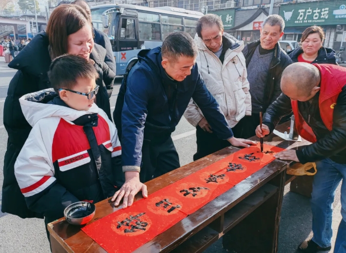 九江CQ9电子_官网:写春联 送祝福 温暖春运路