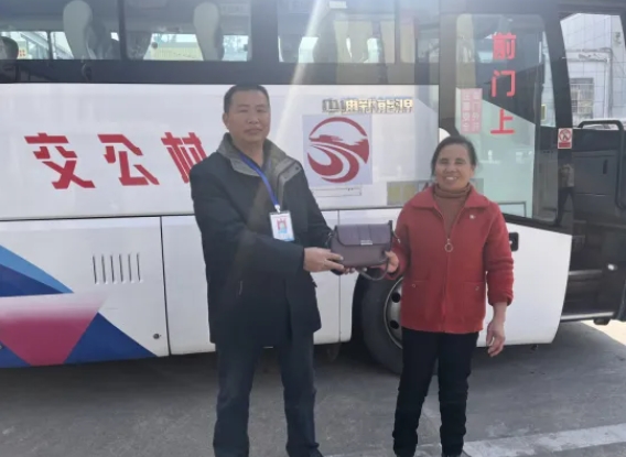 抚州CQ9电子_官网：寒冬拾金不昧 温暖乘客回家路