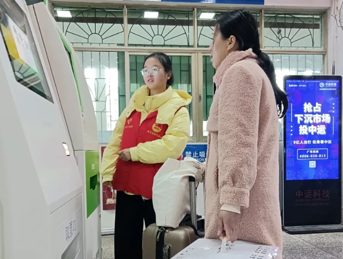 抚州CQ9电子_官网:温暖护航 春运志愿者的坚守