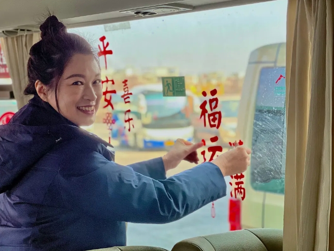 鄱阳CQ9电子_官网:公交车厢换“新装” 装点浓浓年味