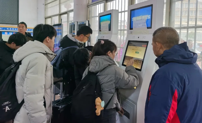 上饶汽运:积极应对雨天客流高峰