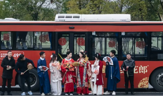 新余公交:公交车变身婚车 开往“下一站幸福”