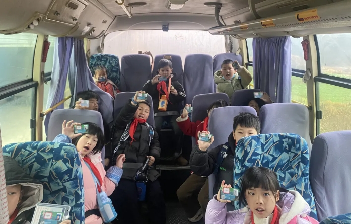 上饶汽运：镇村公交学生乘车卡上线 获家长好评