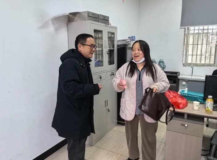 上饶汽运:驾驶员拾金不昧 归还万元现金