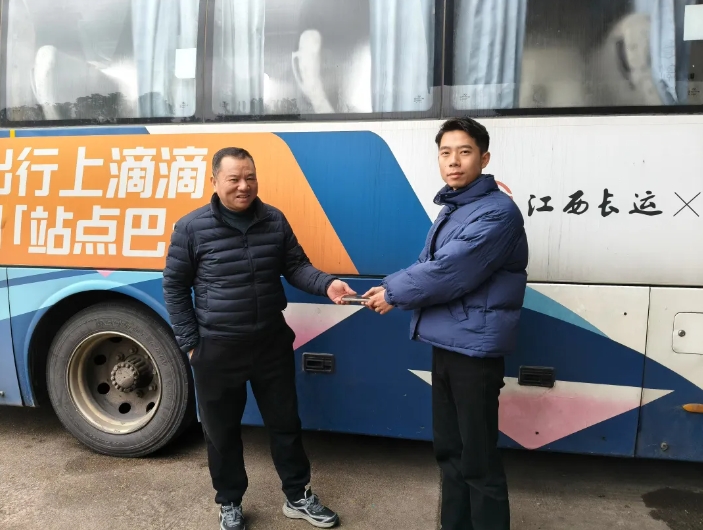 上饶汽运:铅饶公司驾驶员拾金不昧 手机完璧归赵