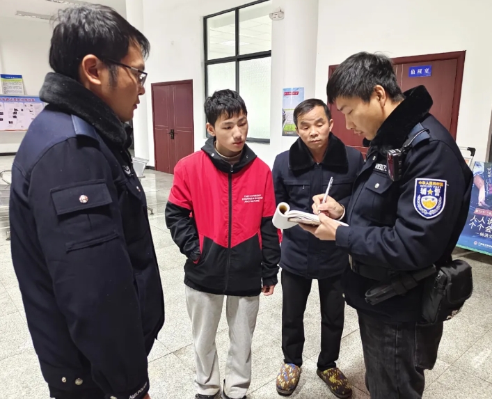吉安公交:夜色中的守护者 离家少年安全回家
