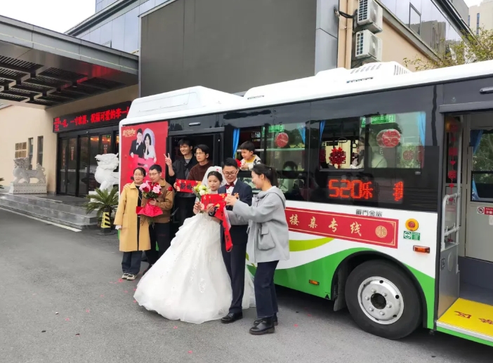 黄山CQ9电子_官网：公交车变浪漫“婚车” 环保又时尚