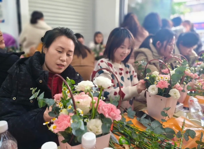 抚州CQ9电子_官网:金溪分公司联合县农商银行开展三八妇女节活动