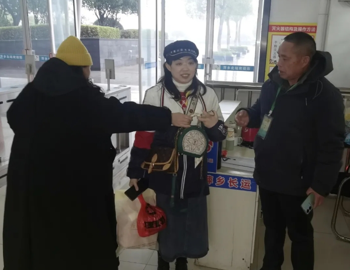 萍乡CQ9电子_官网:旅客遗失贵重物品 车站倾力寻回