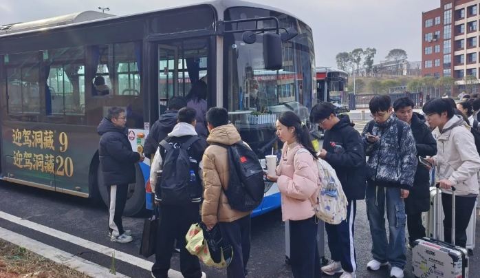 新余公交：开通公交专线 助力学生平安回家