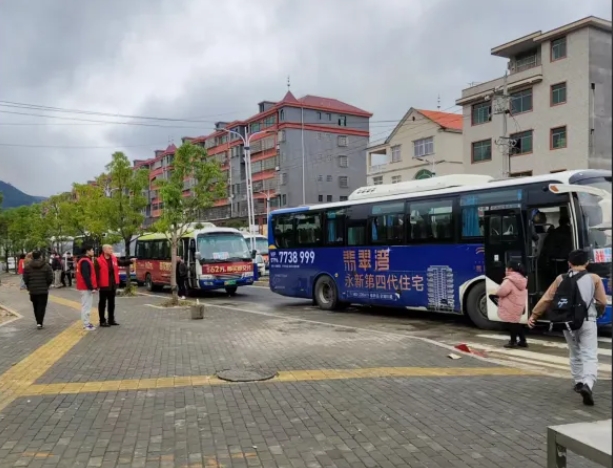 吉安公司:“周五直通车” 铺就学子安心归途