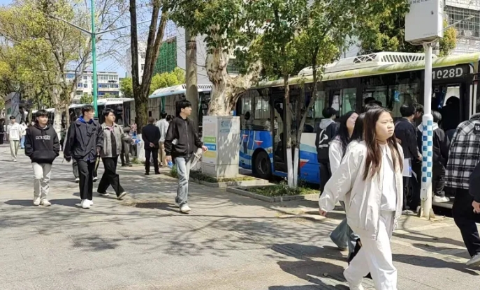 吉安公司:助力春日考试 护送师生安全出行