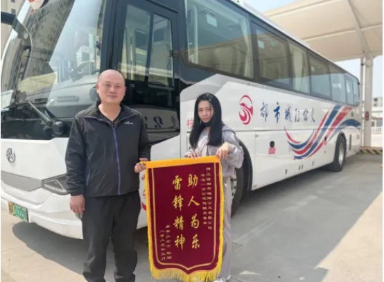 都市城际公交：拾金不昧践行雷锋精神