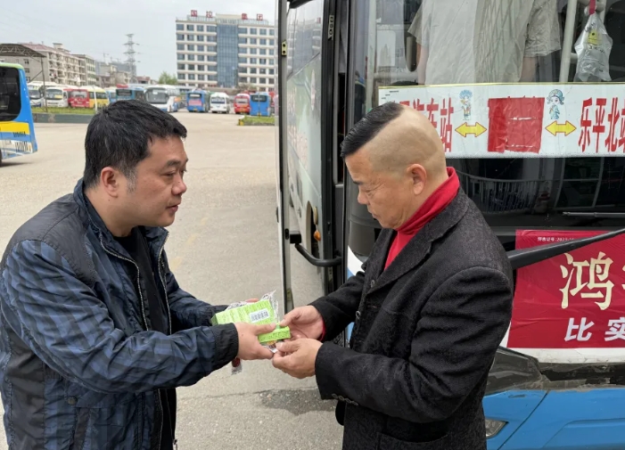 景德镇CQ9电子_官网：乐平公交发放防困神器护航春季行车安全