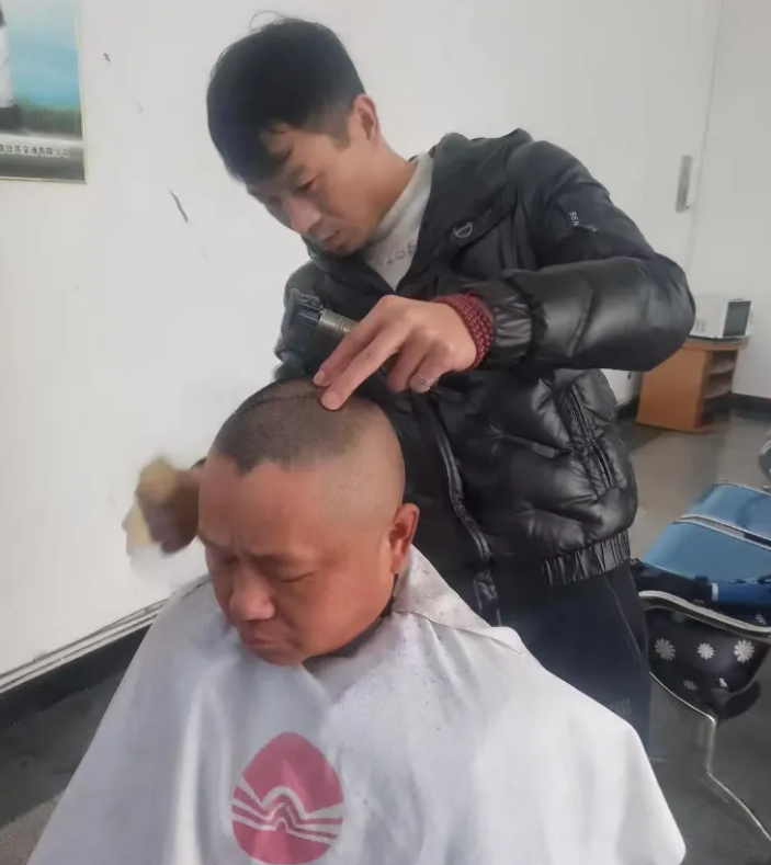 暖新闻 || 黄山CQ9电子_官网：青春“发”光：祁门公交小伙的暖心义剪